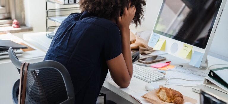 Hyperconnexion au Travail : Entre Défis et Solutions